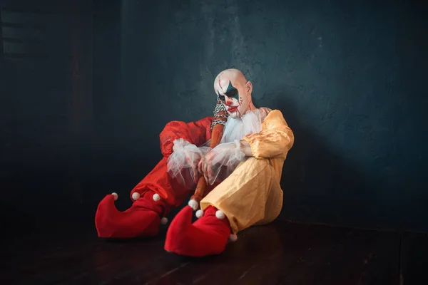 Müder Blutiger Clown Mit Baseballschläger Auf Dem Boden Sitzend Mann — Stockfoto