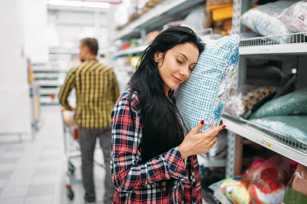 Young Couple Choosing Pillow Supermarket Male Female Customers Family Shopping — Stock Photo, Image