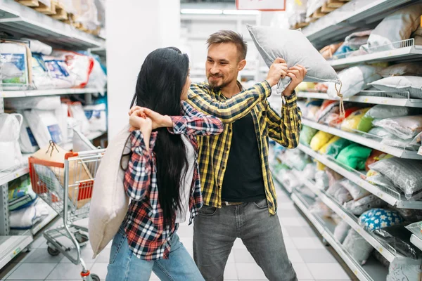 Speelse Paar Supermarkt Kussengevecht Mannelijke Vrouwelijke Klanten Familie Shopping Man — Stockfoto