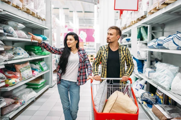 Casal Jovem Com Carrinho Supermercado Vista Traseira Clientes Masculinos Femininos — Fotografia de Stock