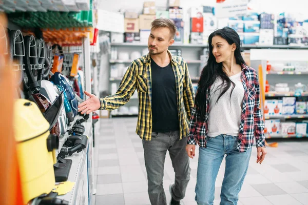 Молодая Пара Выбирает Бытовую Технику Супермаркете Мужчины Женщины Покупают Семейные — стоковое фото