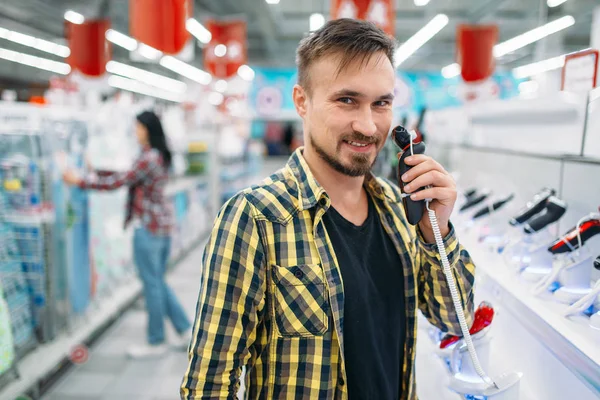 Man Met Elektrisch Scheren Machine Paar Supermarkt Mannelijke Vrouwelijke Klanten — Stockfoto