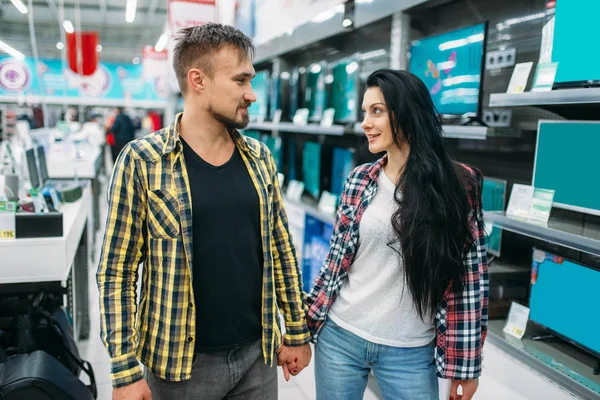 Young Couple Choosing Electric Iron Supermarket Male Female Customers Family — Stock Photo, Image
