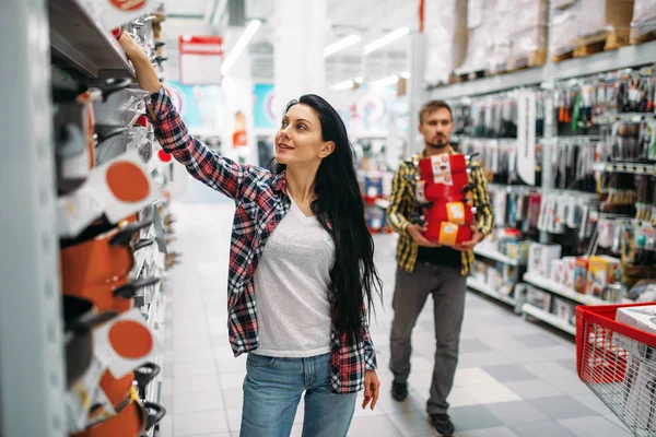 Pareja Joven Comprando Sartenes Supermercado Clientes Masculinos Femeninos Compras Familiares —  Fotos de Stock