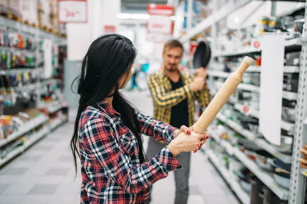 Молодая Пара Играет Сковородкой Скалкой Супермаркете Мужчины Женщины Покупают Семейные — стоковое фото