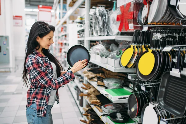 Jonge Vrouw Kiezen Koekenpan Supermarkt Vrouwelijke Klant Winkelen Hypermarkt Producten — Stockfoto