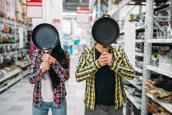 Pareja Joven Con Sartenes Lugar Una Cabeza Supermercado Clientes Masculinos —  Fotos de Stock