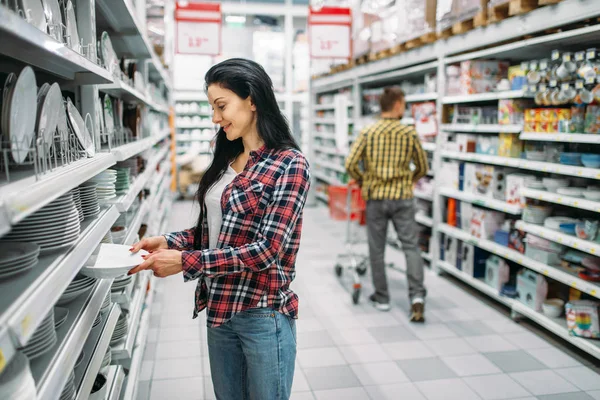 Jonge Vrouw Kiezen Platen Supermarkt Vrouwelijke Klant Winkelen Hypermarkt Producten — Stockfoto