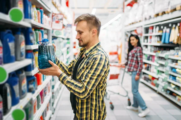 Homem Com Caixas Óleo Motor Casal Supermercado Clientes Masculinos Femininos — Fotografia de Stock