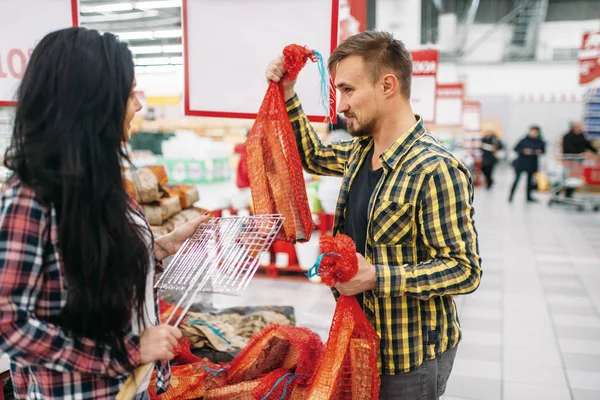 Pareja Joven Comprando Leña Supermercado Clientes Masculinos Femeninos Compras Familiares — Foto de Stock