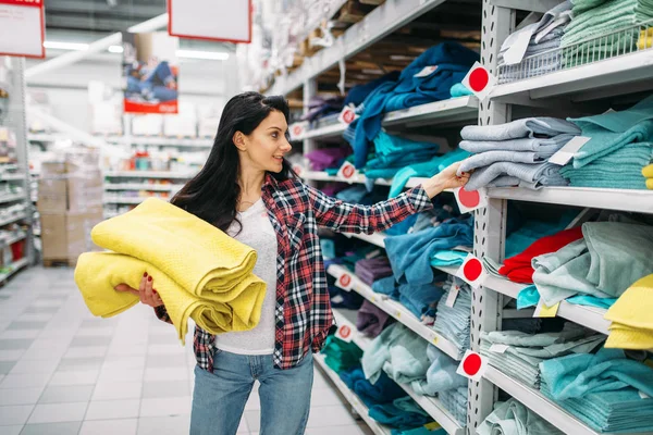 Młoda Kobieta Zakup Ręczniki Supermarkecie Kobiece Klienta Zakupy Hipermarket Departamencie — Zdjęcie stockowe