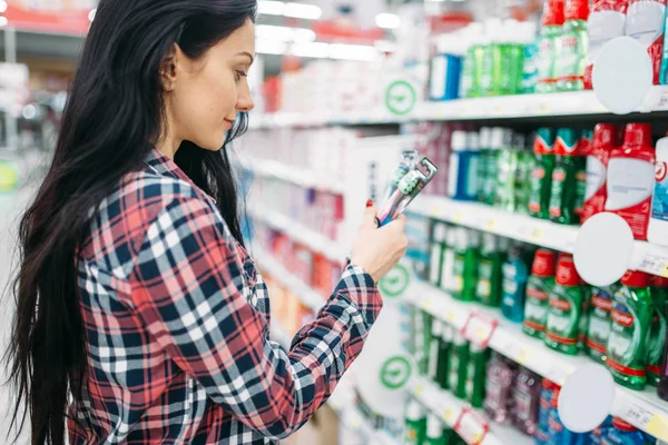 Mladá Žena Nutnosti Kartáček Supermarketu Zákaznici Nákupu Hypermarketu Katedra Produkty — Stock fotografie