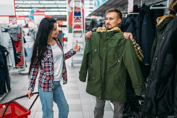 Jeune Couple Choisissant Des Vêtements Chauds Supermarché Clients Masculins Féminins — Photo