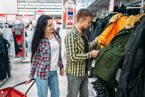 Молодая Пара Выбирает Теплую Одежду Супермаркете Мужчины Женщины Покупают Семейные — стоковое фото