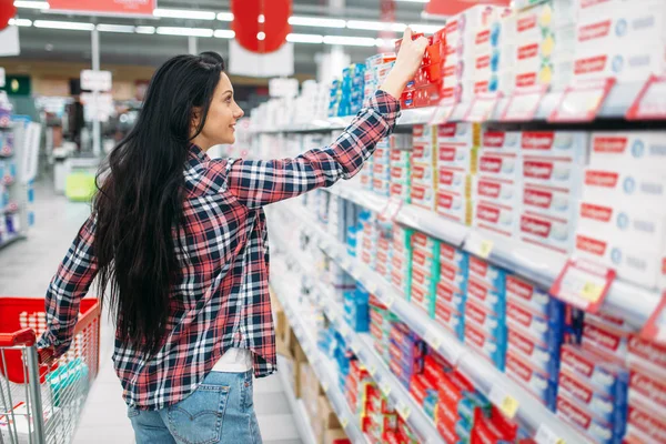 Jonge Vrouw Tandpasta Supermarkt Kopen Vrouwelijke Klant Winkelen Hypermarkt Vakgroep — Stockfoto