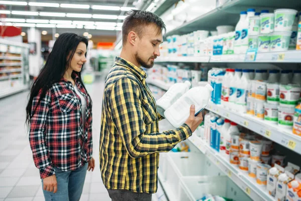 Casal Jovem Comprando Produtos Lácteos Fermentados Supermercado Clientes Masculinos Femininos — Fotografia de Stock