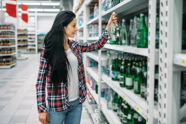 Молодая Женщина Покупает Минеральную Воду Супермаркете Женщина Клиент Шопингу Гипермаркете — стоковое фото