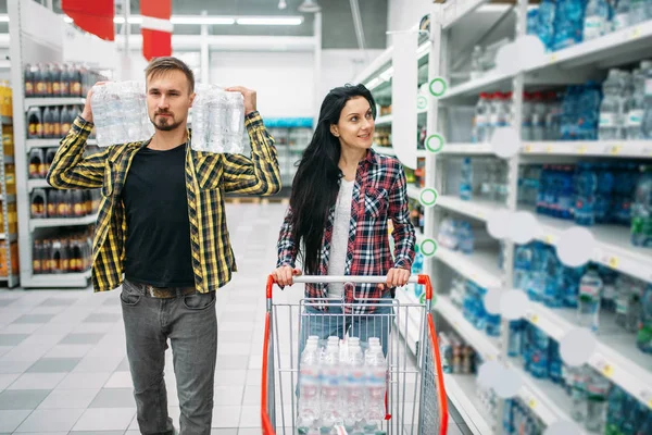 Pareja Comprando Agua Mineral Supermercado Clientes Masculinos Femeninos Compras Familiares —  Fotos de Stock