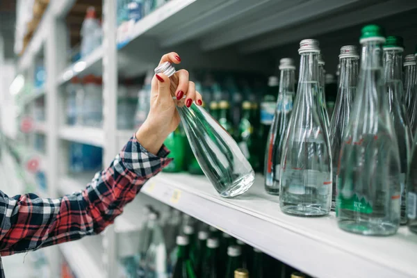 Mujer Joven Comprando Agua Mineral Supermercado Cliente Femenino Compras Hipermercado — Foto de Stock