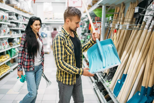 Młody Człowiek Zakup Łopaty Śniegu Supermarkecie Mężczyzna Klienta Zakupy Hipermarket — Zdjęcie stockowe