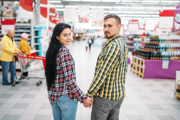 Pareja Joven Cogida Mano Supermercado Vista Trasera Clientes Masculinos Femeninos — Foto de Stock