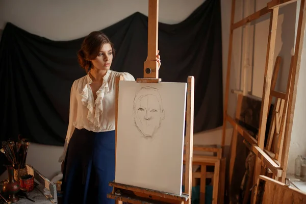 かわいい女性アーティストをスタジオで描画します 創造的な塗料 鉛筆画の背景にワーク ショップ インテリア イーゼル — ストック写真