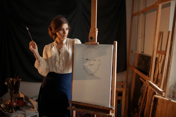 Χαριτωμένο Θηλυκό Ζωγράφος Βούρτσα Στέκεται Ενάντια Καβαλέτο Στο Studio Δημιουργική — Φωτογραφία Αρχείου
