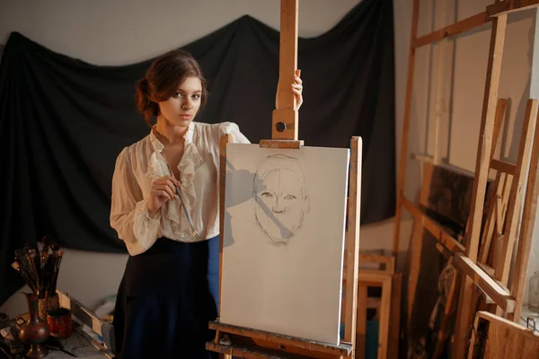 Χαριτωμένο Θηλυκό Καλλιτέχνη Που Στέκεται Ενάντια Καβαλέτο Στο Studio Δημιουργική — Φωτογραφία Αρχείου