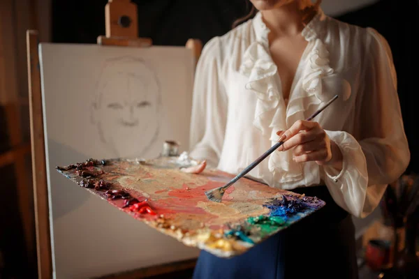 Γυναίκα Ζωγράφος Την Παλέτα Χρωμάτων Και Βούρτσα Στέκεται Ενάντια Καβαλέτο — Φωτογραφία Αρχείου