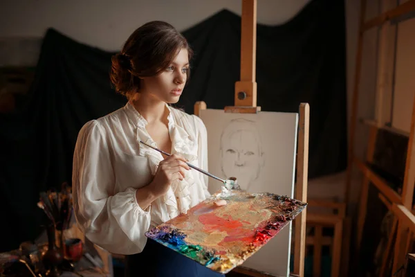 Γυναίκα Ζωγράφος Την Παλέτα Χρωμάτων Και Βούρτσα Στέκεται Ενάντια Καβαλέτο — Φωτογραφία Αρχείου