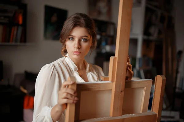 Artista Femenina Pensativa Caballete Del Estudio Pintura Creativa Obra Arte —  Fotos de Stock