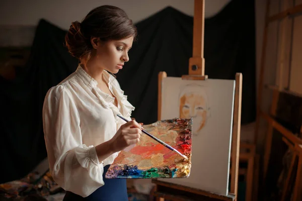 Artista Femenina Con Paleta Colores Pincel Pie Contra Caballete Estudio —  Fotos de Stock