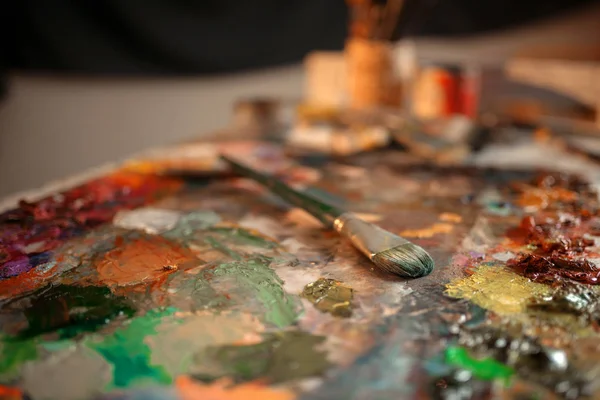 色のパレットとブラシのクローズ アップは ペイント アート アーティストや画家のツールや機器 絵画用品 — ストック写真