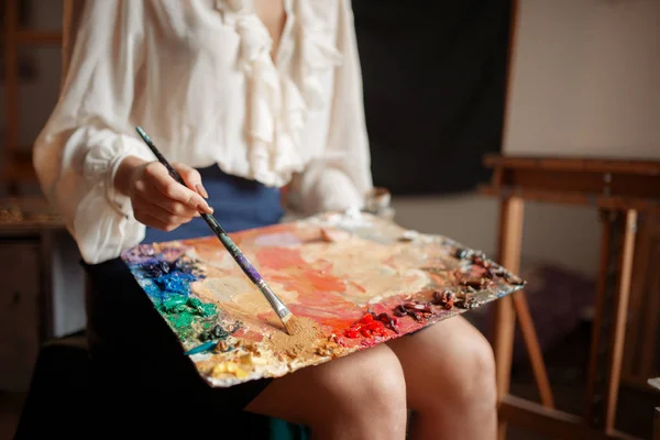 Female Painter Holds Color Palette Brush Studio Creative Paintbrush Art — Stock Photo, Image