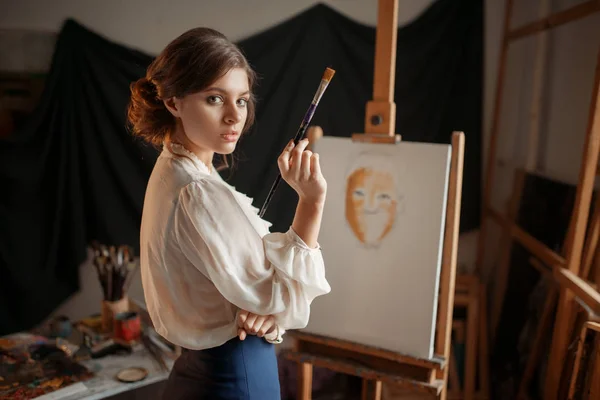Artiste Féminine Avec Palette Couleurs Pinceau Debout Contre Chevalet Studio — Photo