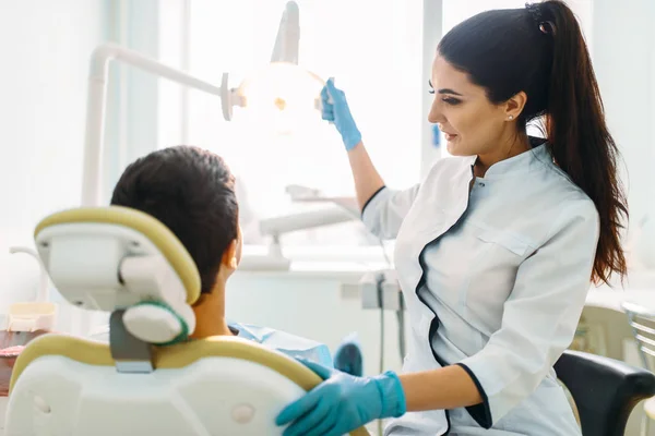 Niño Gabinete Dental Odontología Pediátrica Médico Examina Los Dientes Paciente — Foto de Stock