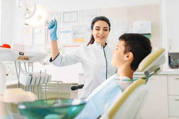 Jongen Een Tandheelkundige Kliniek Pediatrische Tandheelkunde Vrouwelijke Arts Onderzoekt Tanden — Stockfoto