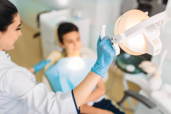 Junge Einer Zahnklinik Kinderzahnheilkunde Ärztin Untersucht Zähne Einer Kleinen Patientin — Stockfoto