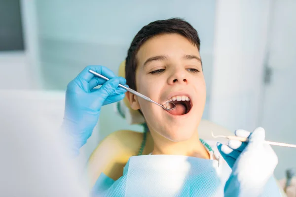 Boy Open Mouth Dental Chair Pediatric Dentistry Doctor Examines Teeth — Stock Photo, Image