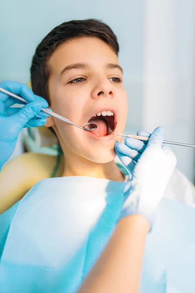 Açık Ağız Bir Diş Dolap Pediatrik Diş Hekimliği Içinde Olan — Stok fotoğraf