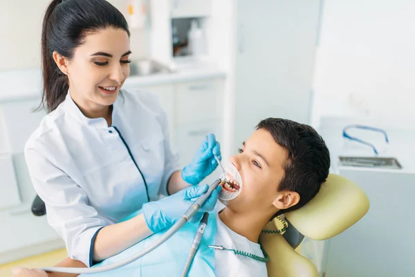 Installatie Proces Pediatrische Tandheelkunde Kinderen Stomatologie Zegel Vrouwelijk Tandarts Tanden — Stockfoto