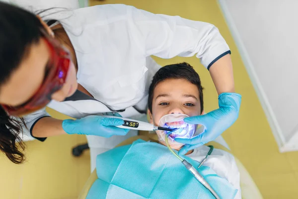 Installatieproces Weinig Patiënten Stoel Pediatrische Tandheelkunde Kinderen Stomatologie Zegel Vrouwelijk — Stockfoto