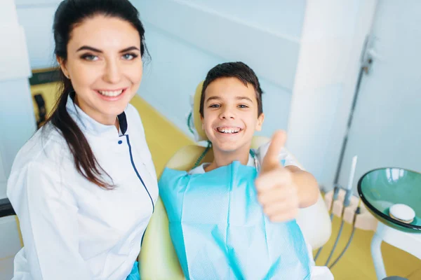 Kobieta Dentysty Mały Chłopiec Fotel Dentystyczny Pokazuje Kciuk Górę Stomatologia — Zdjęcie stockowe