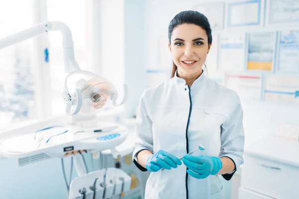 Dentista Sonriente Uniforme Guantes Clínica Dental Odontología Pediátrica Profesional Estomatología —  Fotos de Stock