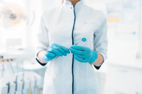 Dentista Sorridente Uniforme Luvas Clínica Odontológica Odontologia Pediátrica Profissional Estomatologia — Fotografia de Stock