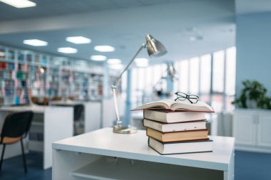 Kitaplar ve Üniversite Kütüphanesi, tabloda gözlük yığını kimse. Bilgi deposu, eğitim