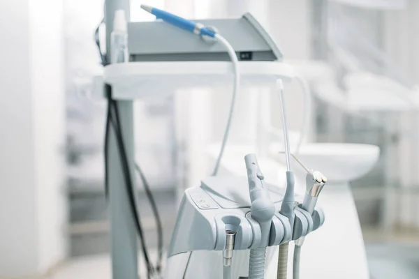 歯科クリニックにおける歯科器械口腔病学キャビネット インテリア 歯科医のツール 歯科矯正医の職場 — ストック写真