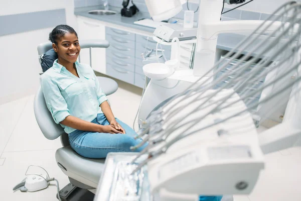Mujer Sonriente Sentada Silla Visita Clínica Dental Mujer Gabinete Odontología — Foto de Stock
