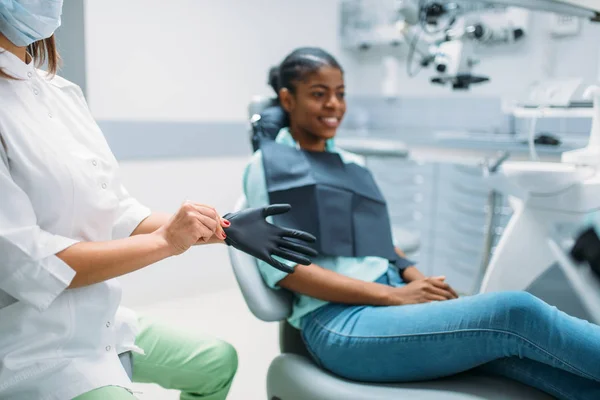 Paciente Feminina Cadeira Dentista Visita Clínica Odontológica Mulher Armário Odontologia — Fotografia de Stock