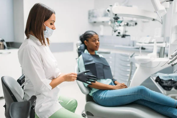 女性患者在椅子上和牙医 去牙科诊所就诊 妇女在牙科柜 口腔医学 牙齿护理 — 图库照片